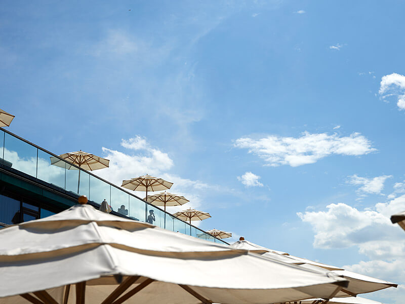 Seesteg Norderney - Galerie - weiße Sonnenschirme am Rooftop Pool