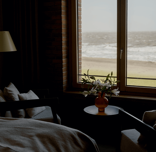 Blumenvase mit Lilien im Zimmer mit Meerblick vom Hotel Seesteg auf Norderney