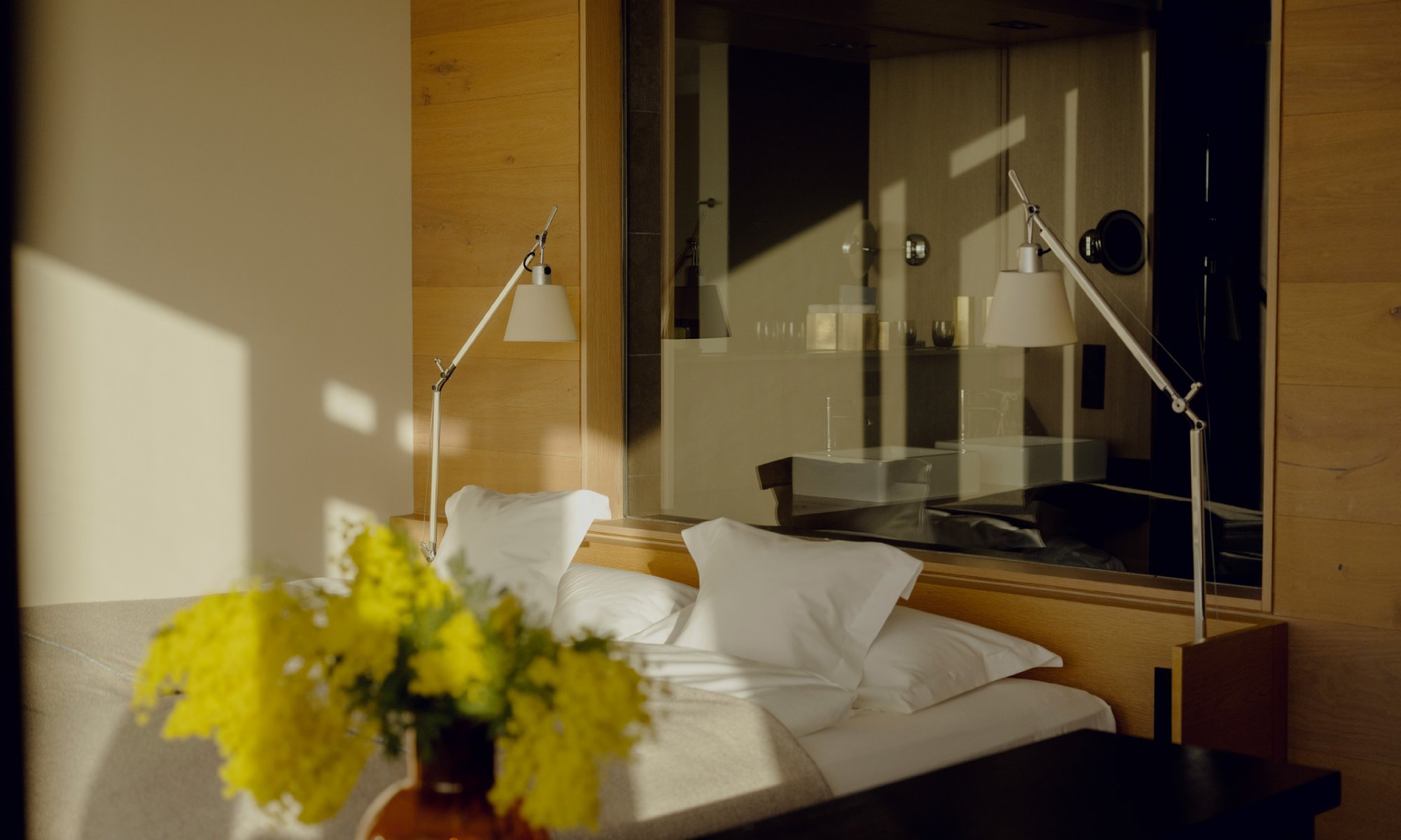 Seesteg Penthouse Bett mit Badezimmer im Hintergrund