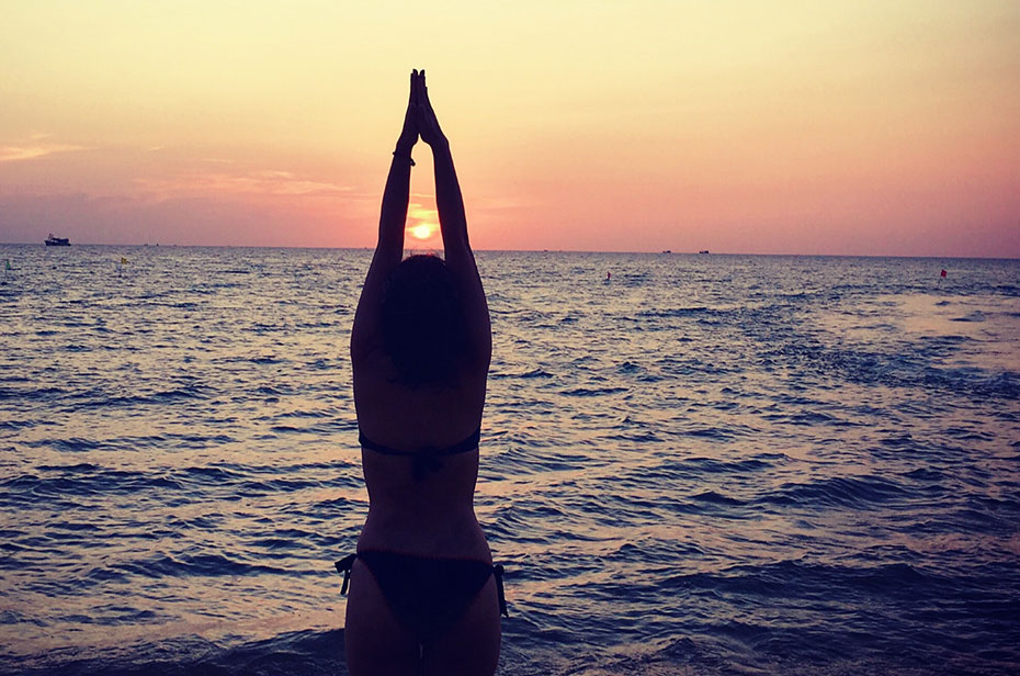Yoga am Strand an der Nordseeküste